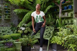 T-shirt with a design of lungs formed by trees, representing the importance of forests and nature in providing breathable air.